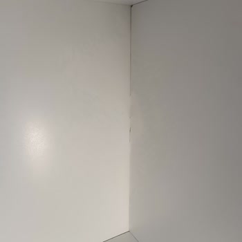 Genç Bebe Kırık Gardırop Değişimi İçin Sürekli Ertelenen Çözüm