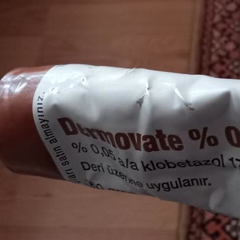 Alüminyum Kapaklı Dermovate Merhemi Boya Parçacıklarıyla Kirleniyor