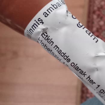 Alüminyum Kapaklı Dermovate Merhemi Boya Parçacıklarıyla Kirleniyor