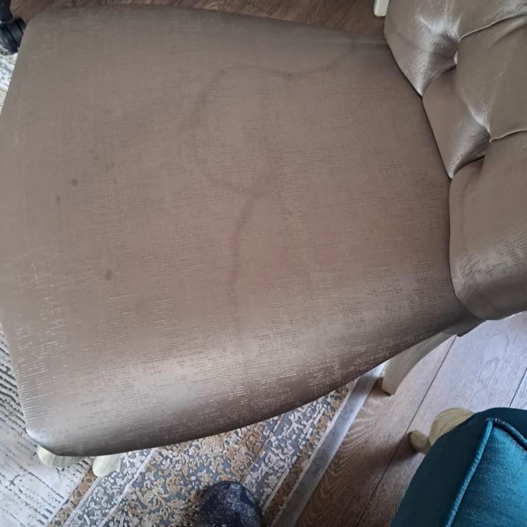 İstikbal Massimo Salon Takımının Kumaşının Su Damlama İle Bıraktığı Kalıcı Lekeler