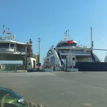 İzdeniz Bostanlı Üçkuyular Feribotu Sürekli Gecikiyor