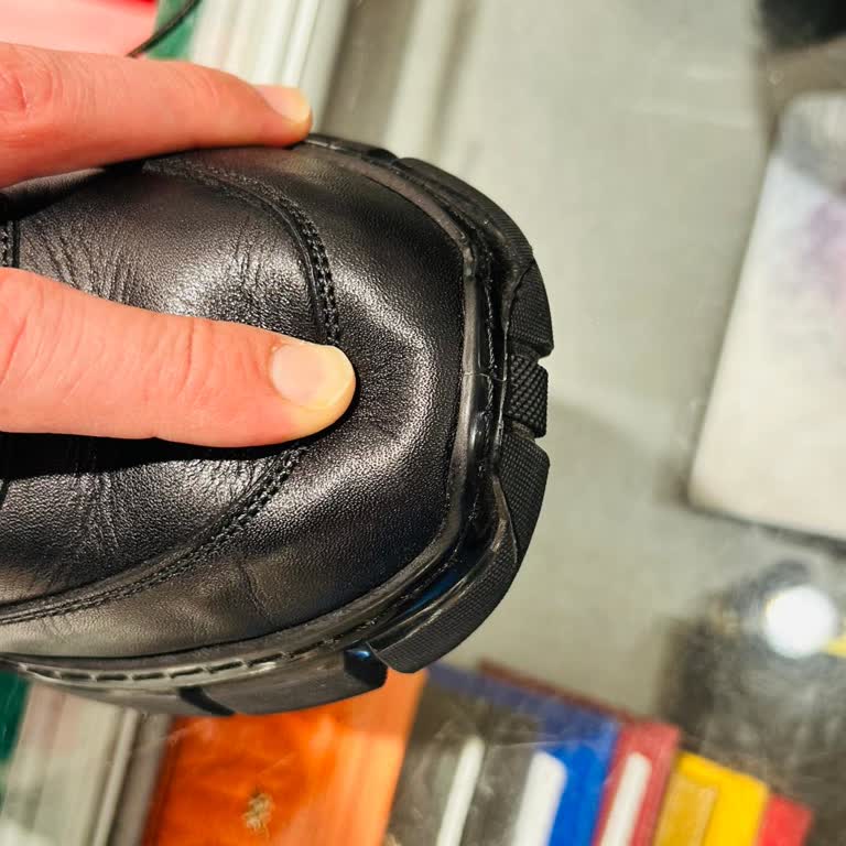 Hotiç Denizli Forum Şubesinde Tek Kullanımlık Ayakkabının Açılması Ve Değişim Talebi