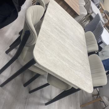 Zenora Masa Sandalye Ne Telefonları Açıyorlar Ne de Mesajlara Geri Dönüş Yapıyorlar