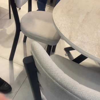 Zenora Masa Sandalye Ne Telefonları Açıyorlar Ne de Mesajlara Geri Dönüş Yapıyorlar