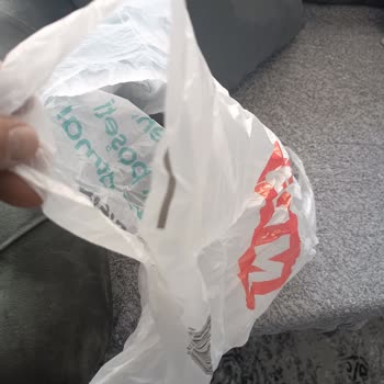 BİM Ücretli Poşetlerin Alt Kısmı Sıkça Yırtılıyor, Ürünler Yere Düşüyor