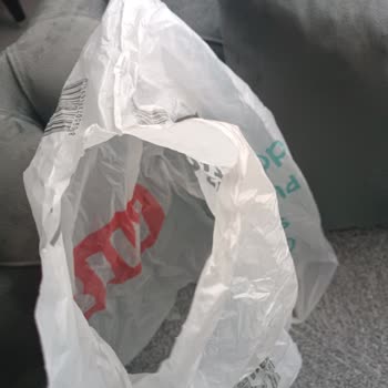 BİM Ücretli Poşetlerin Alt Kısmı Sıkça Yırtılıyor, Ürünler Yere Düşüyor