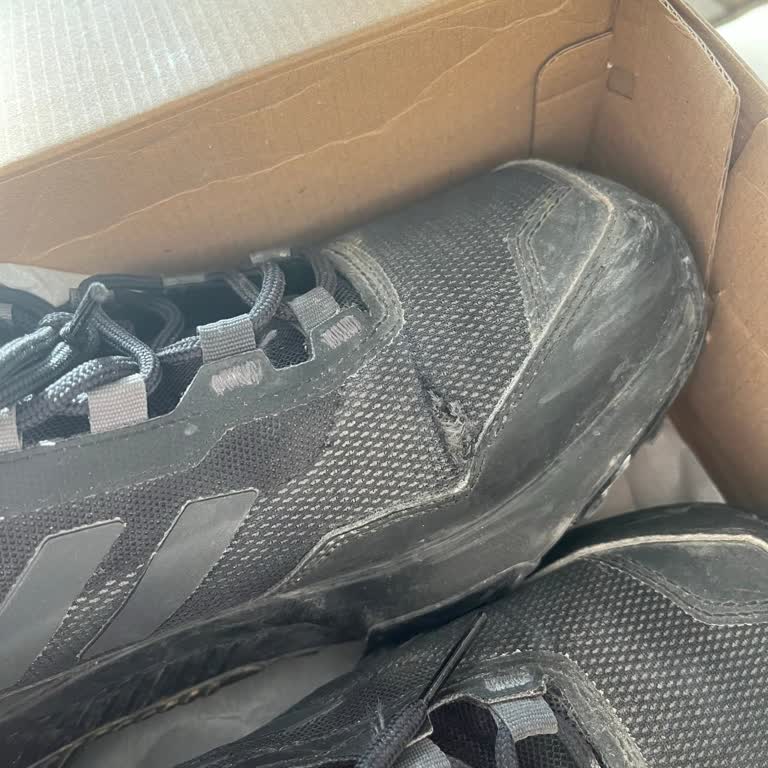 Adidas Terrex Ayakkabısının Yan Kısmının Kısa Sürede Yırtılması Ve İade Talebi