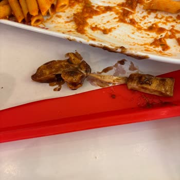 Cevahir AVM Weekend Şubesinde Tavukta Şüpheli Beyaz Parça Ve Hijyen Sorunu