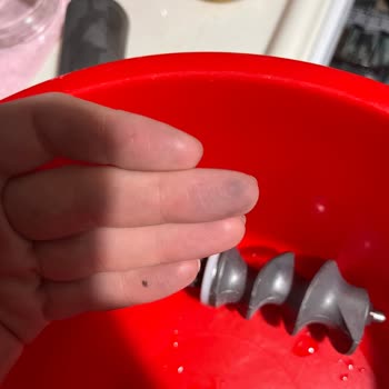 Karaca Züccaciye Parçalar Kapkara Oldu, Paslanmış Gibi Bir Görüntü Ortaya Çıktı