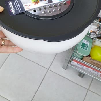 A101 Aktüelde Metal Rende Gösterildiği Halde Mağazada Plastik Ürün Satılıyor