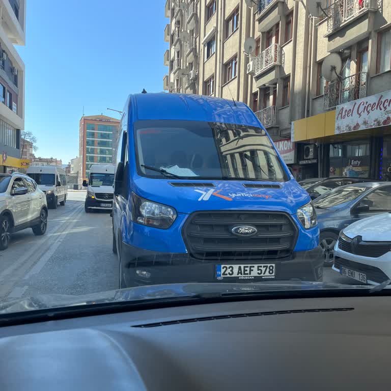 Yurtiçi Kargo Şoförünün Ters Yönde Park Etmesi Trafiği Tehlikeye Attı