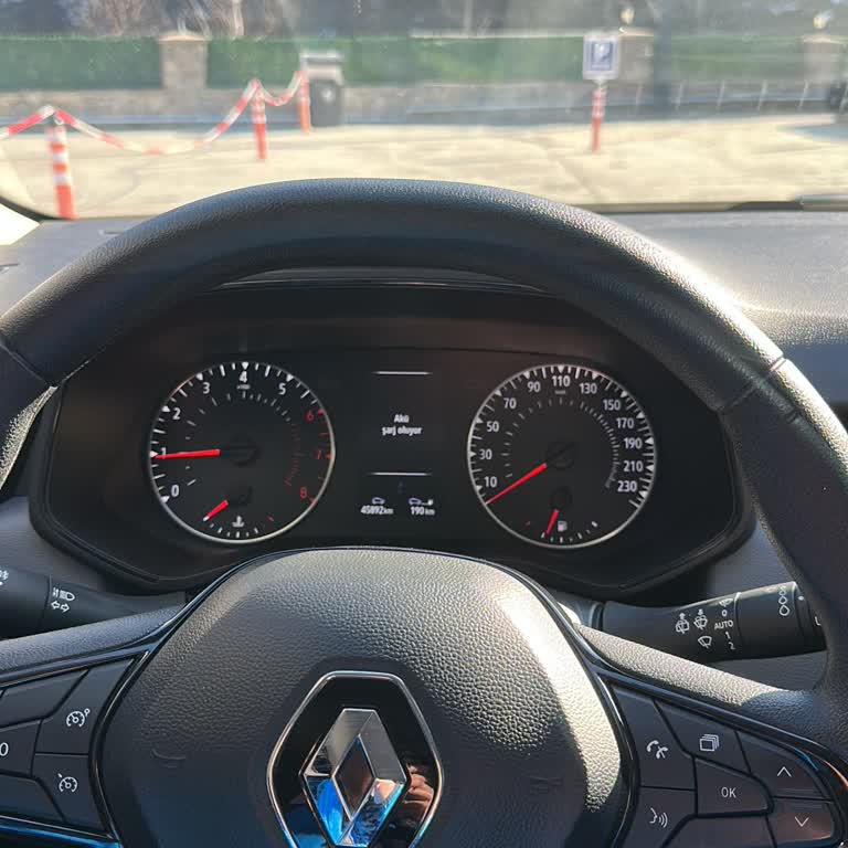 Renault Clio’da Sürekli Akü Ve Motor Uyarıları Sorunu Çözülmedi