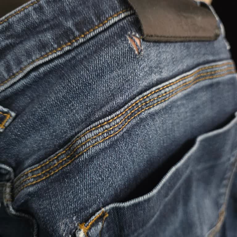 Bir Ayda Yırtılan Kot Pantolon İçin Değişim Talebi