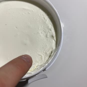 Sütaş Süzme Yoğurdunda Siyah Yabancı Maddeler Ve Güven Sorunu