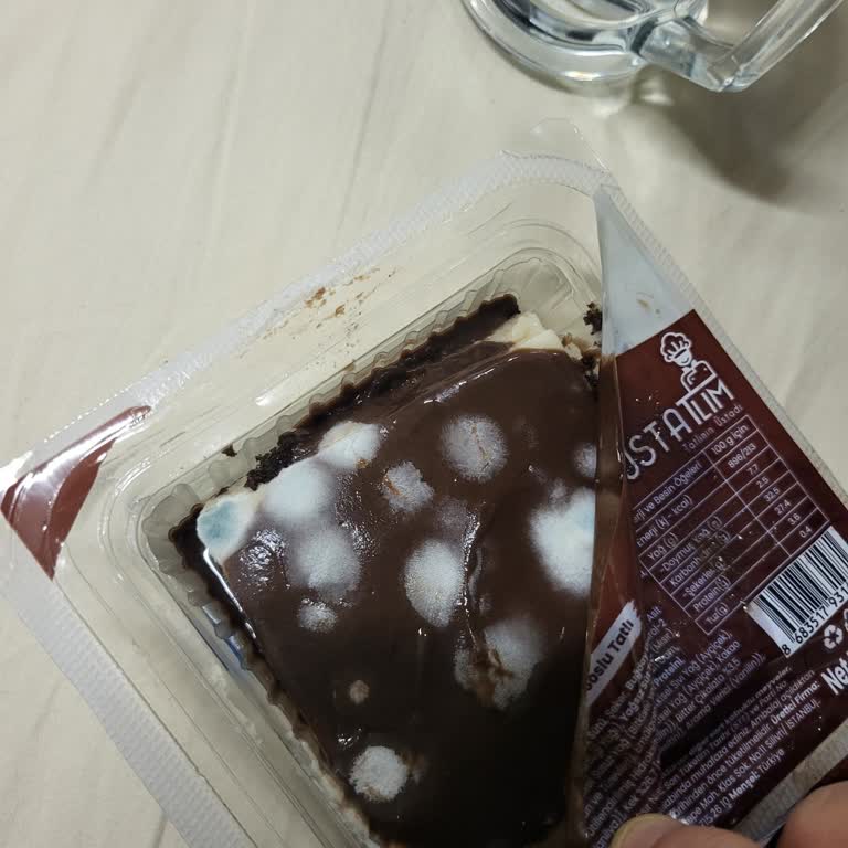 Şok Market'te Son Kullanma Tarihi Henüz Geçmemiş Bozuk Sütlaç Benzeri Tatlı