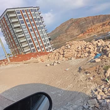 Yenice Mahallesi Yolları Yenilendi Ama Rögar Kapakları Ve Eğimli Kısımları Bakımsız