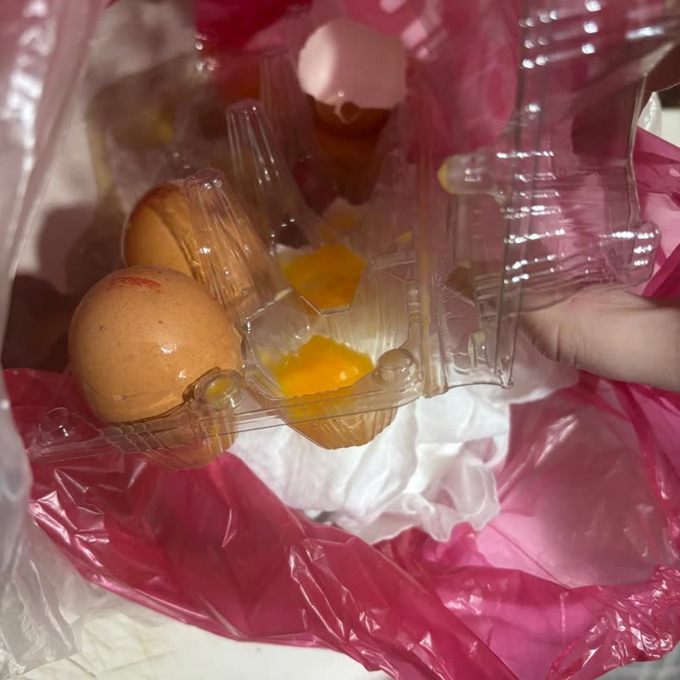 Kırık Yumurtalar Nedeniyle Tüm Ürünler Mahvoldu, Tek Yumurta İadesi Yetersiz