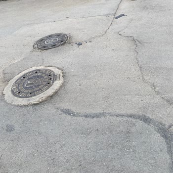 Nilüfer Belediyesi'ne: Alaaddinbey Mahallesi 615. Sokaktaki Göçükler Acilen Onarılmalı