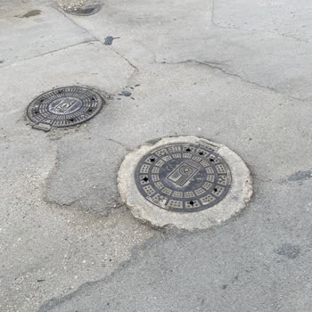 Nilüfer Belediyesi'ne: Alaaddinbey Mahallesi 615. Sokaktaki Göçükler Acilen Onarılmalı