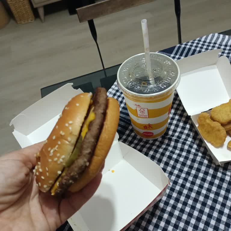 Ödediğim Double Quarter Pounder Menüsü Yerine Farklı Hamburger Ve Ranch Sos Eksikliği
