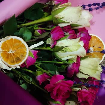 Sipariş Edilen Çiçekler Soluk Ve Küçük, Resimdekinden Farklı