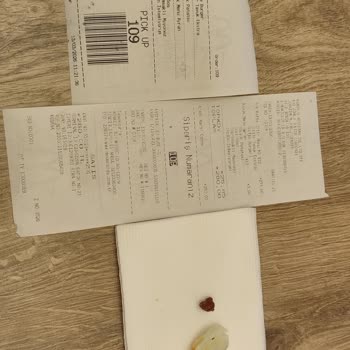 McDonald's Şubesinde Yemek İçinden Siyah Yabancı Cisim Çıktı, Müdür Sorgulayıcı Davranış Sergiledi