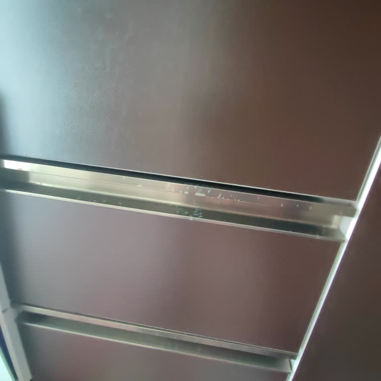 BİM Glint Temizleyici Dolaplarda Kalıcı Solma Oluşturdu