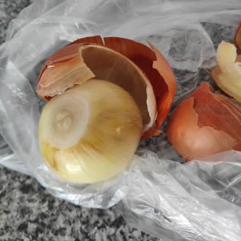 Şok Marketler Soğanları Kestiğimizde İçlerinin Çürük Olduğunu Fark Ettik