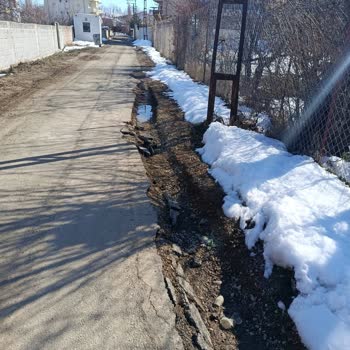Yalı Mahallesi Hacı Kadri Sokakta Bozuk Yol, Öğrenci Ve Yaşlı Güvenliğini Tehlikeye Atıyor