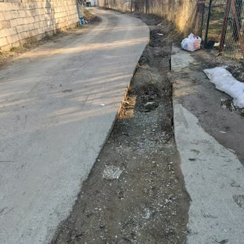 Yalı Mahallesi Hacı Kadri Sokakta Bozuk Yol, Öğrenci Ve Yaşlı Güvenliğini Tehlikeye Atıyor