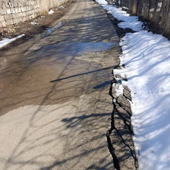 Yalı Mahallesi Hacı Kadri Sokakta Bozuk Yol, Öğrenci Ve Yaşlı Güvenliğini Tehlikeye Atıyor