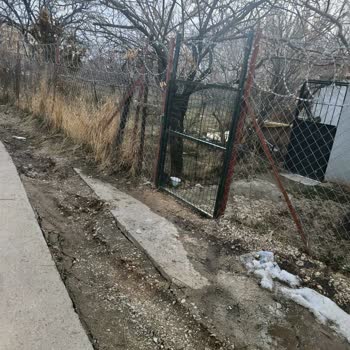 Yalı Mahallesi Hacı Kadri Sokakta Bozuk Yol, Öğrenci Ve Yaşlı Güvenliğini Tehlikeye Atıyor