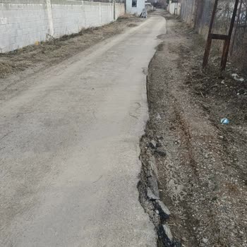 Yalı Mahallesi Hacı Kadri Sokakta Bozuk Yol, Öğrenci Ve Yaşlı Güvenliğini Tehlikeye Atıyor