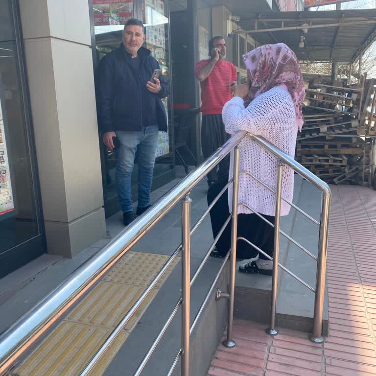 Cuma Namazı Sebebiyle Mağaza Kapatılması Müşteriyi Mağdur Etti