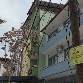 Sarkan Telekom Kabloları Çocukların Güvenliğini Tehdit Ediyor, Acil Müdahale Gerekiyor