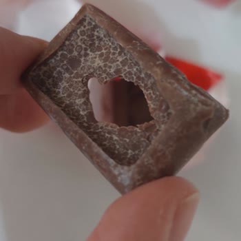 Napoliten Çikolatada Delik Ve Renk Değişikliği Sağlık Endişesine Yol Açtı