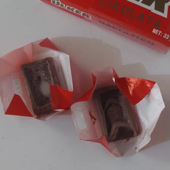 Napoliten Çikolatada Delik Ve Renk Değişikliği Sağlık Endişesine Yol Açtı