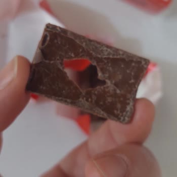 Napoliten Çikolatada Delik Ve Renk Değişikliği Sağlık Endişesine Yol Açtı