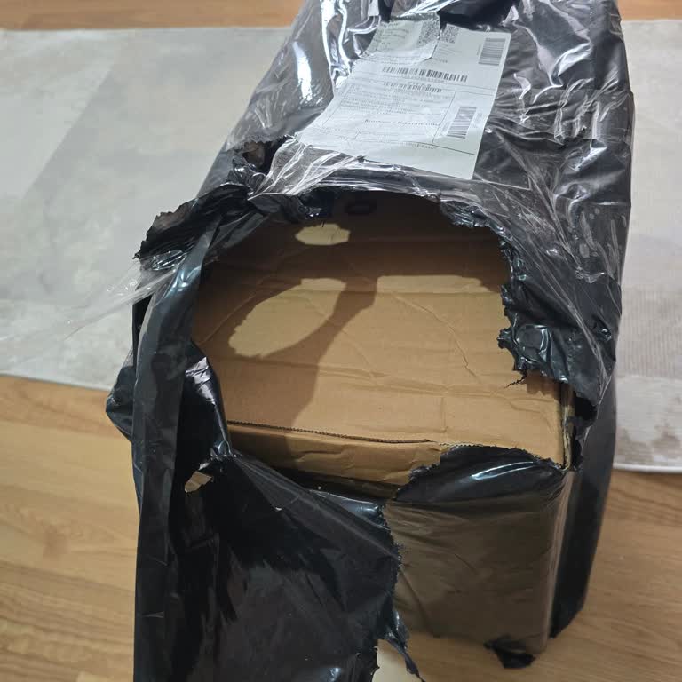 PTT Kargo’da Yırtık Naylonlu Bebek Bezi Paketi Hijyen Endişesi