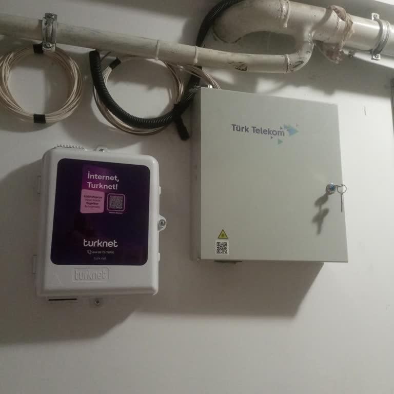 İzin Almadan Apartmana Takılan İnternet Kutularının Kaldırılması Talep Ediliyor