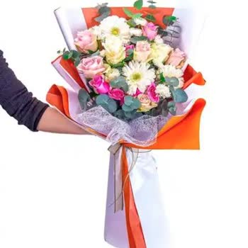 Sipariş Görseliyle Uyuşmayan Küçük Ve Az Çiçekli Buket Teslimatı