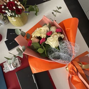 Sipariş Görseliyle Uyuşmayan Küçük Ve Az Çiçekli Buket Teslimatı