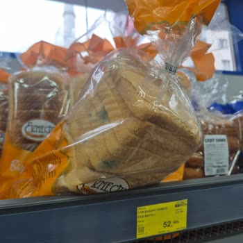 BİM Şubesinde Küflü Tost Ekmeği Rafta Bırakılması