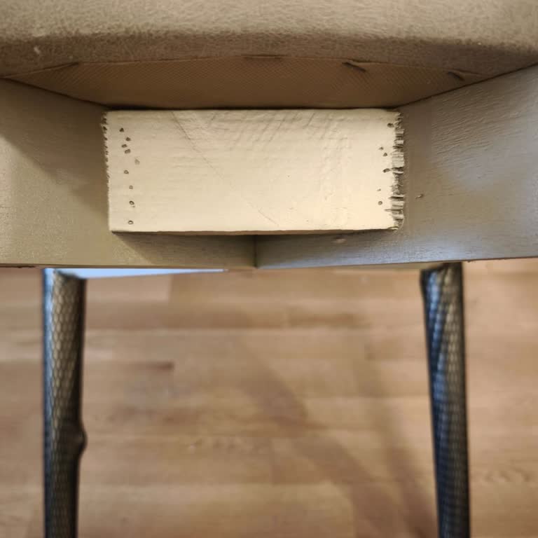 Engince'den Kalitesiz Sandalyeler Ve Geciken Teslimat Şikayeti