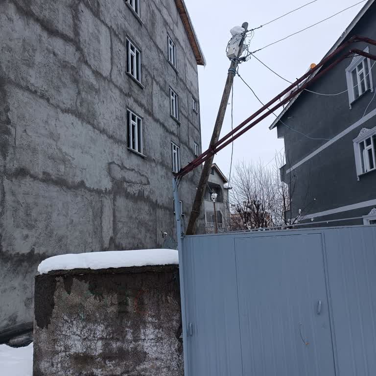 Hasköy'de Yamuk Elektrik Direği Çocukların Güvenliğini Tehdit Ediyor