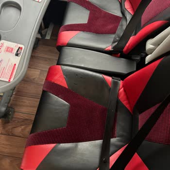 Kirli Ve Lekeli Koltukta Oturmak Zorunda Bırakıldım