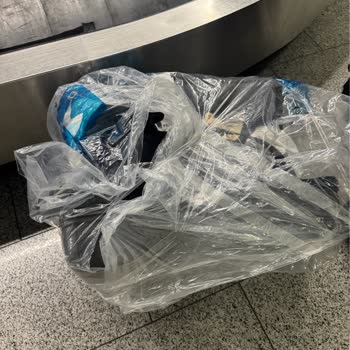 Ajet Bagajım Parçalanmış, İçinden Eşyalar Ve Sigara Çalındı