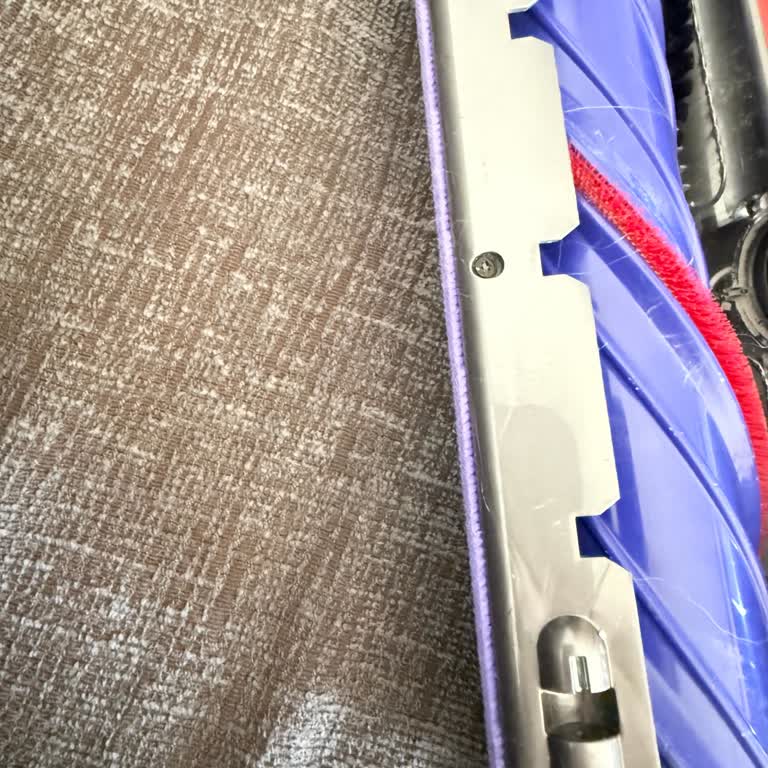 Dyson V8 Başlığındaki Eksik Tekerlek Ve Yanıltıcı Bilgilendirme