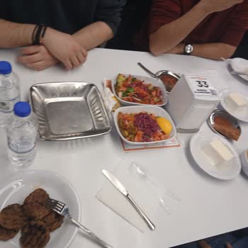 Köfteci Yusuf Hijyen ve Servis Aksaklıkları Tatlıda Karasinek Şoku