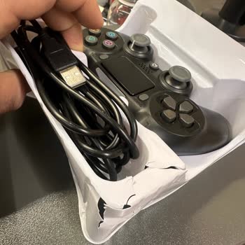 Sıfır Aldığım Oyun Kontrolcüsü İlk Kullanımda Arızalı Ve Servis Tarafından Paramparça Geri Verildi